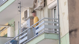 Θεσσαλονίκη: 20χρονος πετάει αντικείμενα από τρίτο όροφο - Αναφορές ότι απειλεi να πέσει