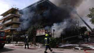 Πυρκαγια σε επαγγελματικό χώρο στο Ίλιον - Καίγονται εύφλεκτα υλικά δίπλα σε πολυκατοικία