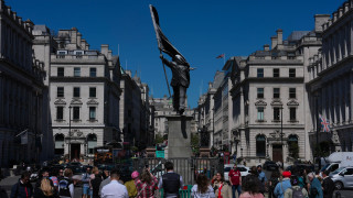 Άγαλμα με την υπογραφή του Banksy εμφανίστηκε στο κεντρικό Λονδίνο