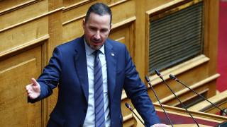 «Ή πετάξτε έξω τον ανάγωγο κύριο ή βουλώστε το!» - Εκτός ελέγχου η σύγκρουση στη Βουλή