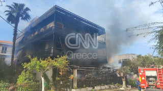 Φωτιά στο Ίλιον: Οι φλόγες από το κατάστημα ανταλλακτικών επεκτάθηκαν σε διαμέρισμα