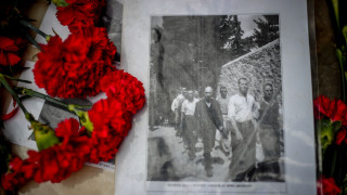 Πλήθος κόσμου στο Σκοπευτήριο της Καισαριανής - Συγκίνηση για τις φωτογραφίες των 200 εκτελεσθέντων