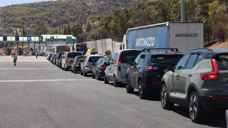 Μποτιλιάρισμα χιλιομέτρων στα διόδια Ελευσίνας από τους εκδρομείς της Πρωτομαγιάς