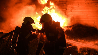 Φωτιά στην Πάτρα: «Μάχη» με τις φλόγες στο παλιό εργοστάσιο της Pirelli - Αποπνικτική η ατμόσφαιρα