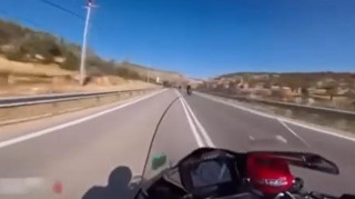 Μοτοσικλετιστής κινούνταν με 240 χλμ/ώρα στην ΕΟ Ελευσίνας - Θήβας: Κατασχέθηκε η μηχανή