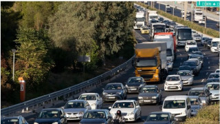 Ουρές χιλιομέτρων ακόμη στον Κηφισό μετά την καραμπόλα - Καθυστερήσεις σε κέντρο και Αττική Οδό