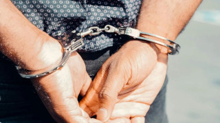 Στη φυλακή ο διανομέας που πετούσε πέτρες κατά πολιτών σε Κηφισιά και Νέα Ερυθραία