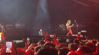 Παραλήρημα με το συρτάκι «Ζορμπά» των Metallica στο ΟΑΚΑ - Τραγούδησαν «Τρύπες»