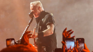 Παραλήρημα με το συρτάκι «Ζορμπά» των Metallica στο ΟΑΚΑ - Τραγούδησαν «Τρύπες»