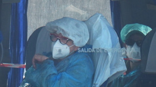 Η στιγμή που οι 14 Ισπανοί επιβάτες στο κρουαζιερόπλοιο με τον χανταϊό φτάνουν στο νοσοκομείο