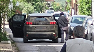 Ληστεία στην Κάτω Τιθορέα: Εντοπίστηκε το αυτοκίνητο της διαφυγής των δραστών - Βίντεο από το σημείο