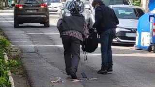 Ληστεία στην Κάτω Τιθορέα: Η στιγμή που οι δράστες... ψύχραιμοι μαζεύουν τα λεφτά από τον δρόμο