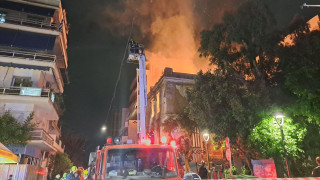 Φωτιά σε εγκαταλελειμμένο κτήριο στην οδό Φαλήρου στο Κουκάκι - Εικόνες από το σημείο
