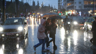 Ξέσπασε μπόρα στην Αθήνα: «Βγήκαν» ομπρέλες και αδιάβροχα - Η εξέλιξη του καιρού