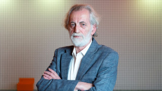 Ο Μιχάλης Αεράκης Επί Σκηνής: «Με τον Θεό έχω απευθείας επικοινωνία. Δεν μεσολαβούν άγιοι»