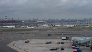 ΗΠΑ: Καθίζηση στην πίστα του αεροδρομίου LaGuardia της Νέας Υόρκης