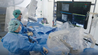 Η Siemens Healthineers παρουσιάζει την τελευταία σειρά επεμβατικών συστημάτων της με Optiq AI: