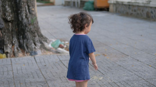 Ενώπιον δικαστή σήμερα η μητέρα που εγκατέλειψε τα παιδιά της σε δρόμο της Πορτογαλίας