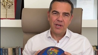 Ο Αλέξης Τσίπρας προαναγγείλει το κόμμα του με χρώματα της... Μπαρτσελόνα