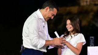 Ποιο ήταν το κορίτσι που παρέδωσε την ιδρυτική διακήρυξη του ΕΛΑΣ στον Αλέξη Τσίπρα