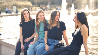 Το γέλιο «αναδιαμορφώνει» τον εγκέφαλο και μειώνει το στρες, σύμφωνα με νέα έρευνα
