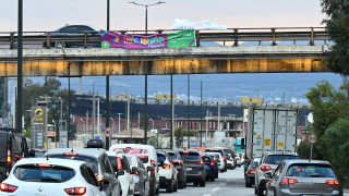 Έξοδος Αγίου Πνεύματος: Ουρές χιλιομέτρων στην έξοδο προς Λαμία - Αργές ταχύτητες σε διόδια, Πειραιά