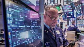 «Πάρτι» στη Wall Street, πτώση στο πετρέλαιο: Η σύσκεψη Τραμπ για το Ιράν δίνει «ανάσα» στις αγορές