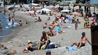 Γέμισαν οι παραλίες της Αττικής - «Απόδραση» για όσους έμειναν εντός των τειχών