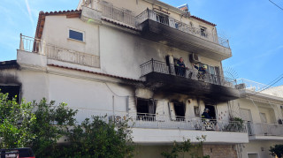 Υπό μερικό έλεγχο η φωτιά σε διαμέρισμα στον Κορυδαλλό