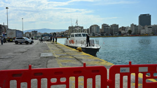 Μεγάλη επιχείρηση του Λιμενικού μετά την πτώση ταξί στο λιμάνι του Πειραιά – Δείτε φωτογραφίες