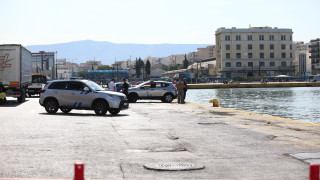 Αυτοκίνητο έπεσε στην θάλασσα στο λιμάνι του Πειραιά - Επιχείρηση του Λιμενικού