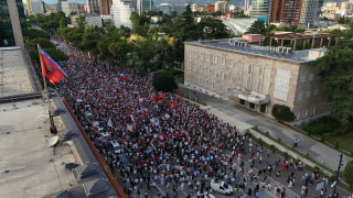 Αλβανία: Το Ιράν «βλέπει» ο Ράμα πίσω απο τις κινητοποιήσεις κατά της επένδυσης Κούσνερ