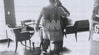 Κύκλωμα στις Πολεοδομίες: Φωτογραφίες - ντοκουμέντα με την 50χρονη αρχηγό σε ώρα συναλλαγής
