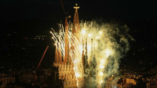 Φαντασμαγορική η τελετή στη Σαγράδα Φαμίλια παρουσία του Πάπα - Οι συμβολισμοί και τα μηνύματα