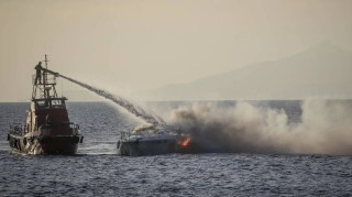 Μεγάλη κινητοποίηση στους Παξούς: Στις φλόγες ημερόπλοιο, μάχη για να μην εξαπλωθεί η φωτιά