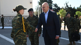 Ο Δένδιας με τις πρώτες εθελόντριες στο Στρατό: Λαμπρό παράδειγμα για την Ελλάδα