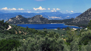 Λουτράκι: Φυσικές ομορφιές, παραλίες και γαστρονομία σε έναν ολοκληρωμένο καλοκαιρινό προορισμό