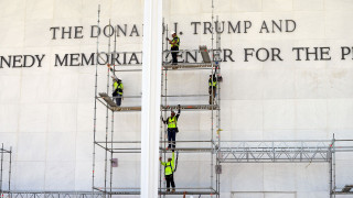 ΗΠΑ: Σε πλήρη ισχύ η δικαστική απόφασή να αφαιρεθεί το όνομα Τραμπ από το Kennedy Center