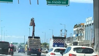 Κηφισός: Γερανός ξήλωσε πινακίδα κυκλοφορίας - Απο τύχη γλύτωσαν αναβάτες μοτοσυκλέτας