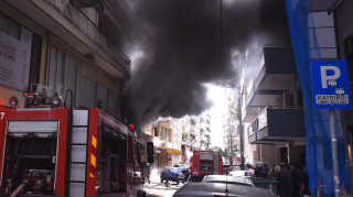 Στο νοσοκομείο ένας εργαζόμενος του συνεργείου όπου ξέσπασε η φωτιά στη Θεσσαλονίκη