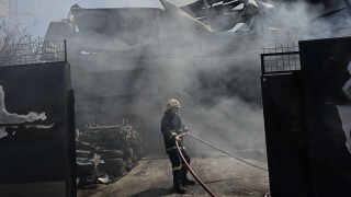 Μενίδι: Στάχτη και αποκαΐδια η αποθήκη του καταστήματος μετά τη φωτιά - Δείτε φωτογραφίες και βίντεο