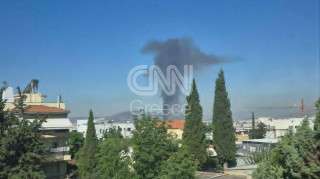 Φωτιά στο Μενίδι σε κατάστημα με ανταλλακτικά αυτοκινήτων