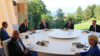 Tο δώρο του Μερτς στον Τραμπ κατά τη σύνοδο της G7 στη Γαλλία - Μια φανέλα με τον αριθμό 47