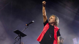 Ο Βασίλης Παπακωνσταντίνου σε μια μεγάλη συναυλία στο Λυκαβηττό στις 12 Σεπτεμβρίου