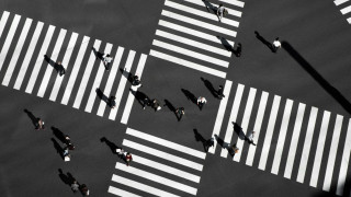 Επιστήμονες ανακάλυψαν ένα παράξενο παγκόσμιο μοτίβο στον τρόπο που περπατούν οι άνθρωποι