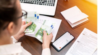 Επίδομα εξομάλυνσης 300 ευρώ αντί προσωπικής διαφοράς: Σε ποιους δημοσίους υπαλλήλου θα δοθεί