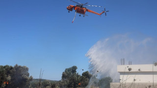 Σε ύφεση η φωτιά στα Σπάτα: Σε επιφυλακή παραμένουν οι πυροσβεστικές δυνάμεις