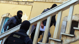 Χανιά: Ένταση και αποδοκιμασίες κατά την προσαγωγή του 44χρονου δολοφόνου της Σταυρούλας