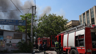 Φωτιά σε εργοστάσιο στο Αιγάλεω: Κατέρρευσε τμήμα της οροφής την ώρα της κατάσβεσης