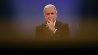 Αβραμόπουλος για ένταλμα: «Θα κινηθώ θεσμικά, πολιτικά και νομικά» - Γαλάζιος «πονοκέφαλος»